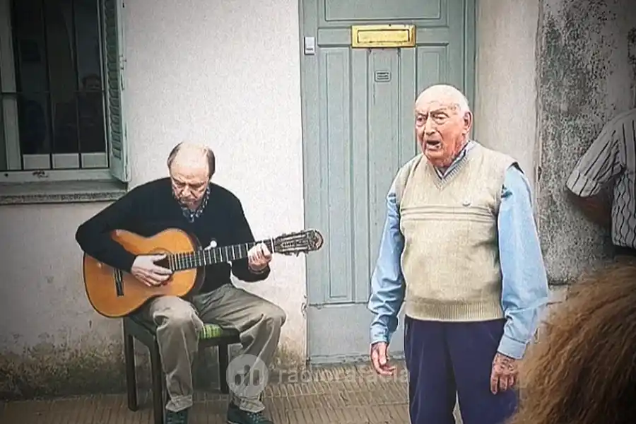La historia del rafaelino que canta a sus vecinos desde la vereda de su casa: "Al canto hay que prepararlo física, mental y espiritualmente"