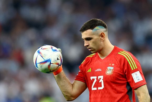 Aseguran que Dibu Martínez está en el radar del Atlético de Madrid