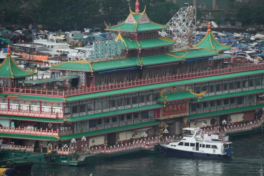 Un restaurante flotante en Hong Kong se hundió tras zarpar de la ciudad