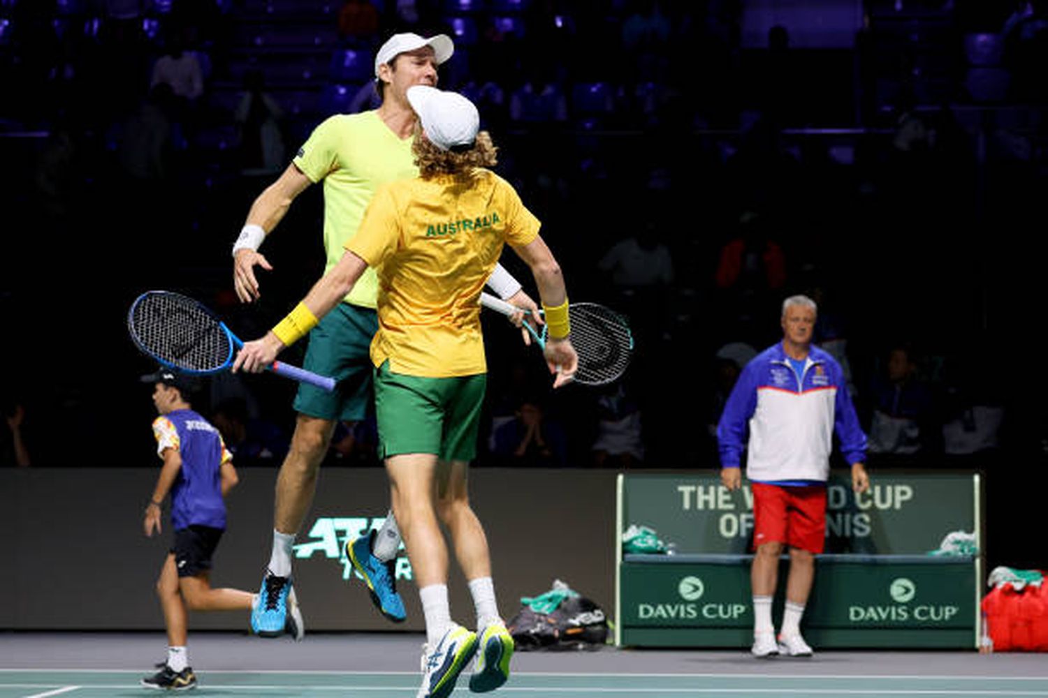 Matthew Ebden y Max Purcell celebran el triunfo en dobles.