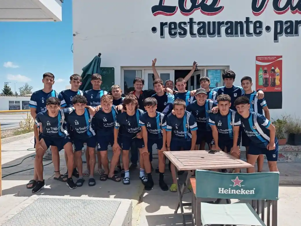 FOTO LIGA TANDILENSE DE FÚTBOL El seleccionado, en un alto en su largo viaje.