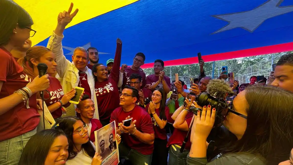 Edmundo González se reunió con jóvenes y los invitó a sufragar y resguardar el voto para lograr la victoria