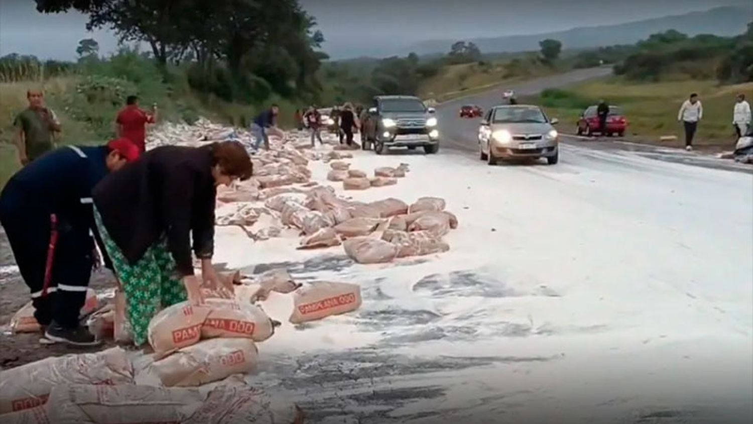 Volcó un camión con harina y los vecinos se llevaron la carga