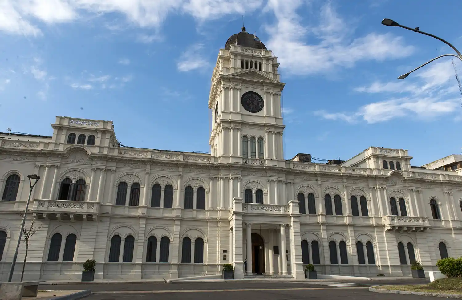 La administración pública trabajará este martes para cumplir con los servicios del Estado