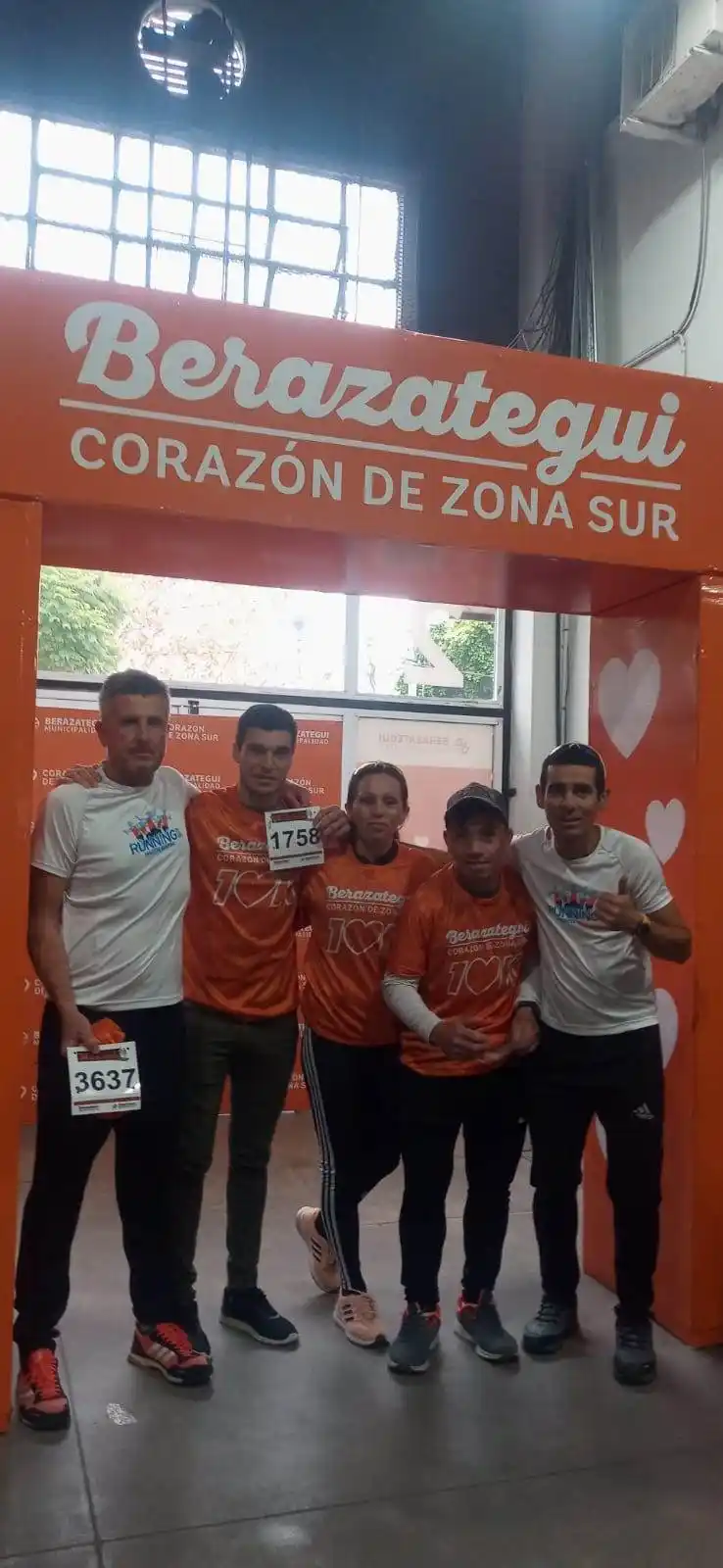 Fondistas de Gualeguay que participaron en Berazategui en donde largaron 5.000 atletas. Para destacar la labor cumplida por Martín Ibarra que logró un meritorio 8vo. puesto en su categoría sobre 10 kilómetros.