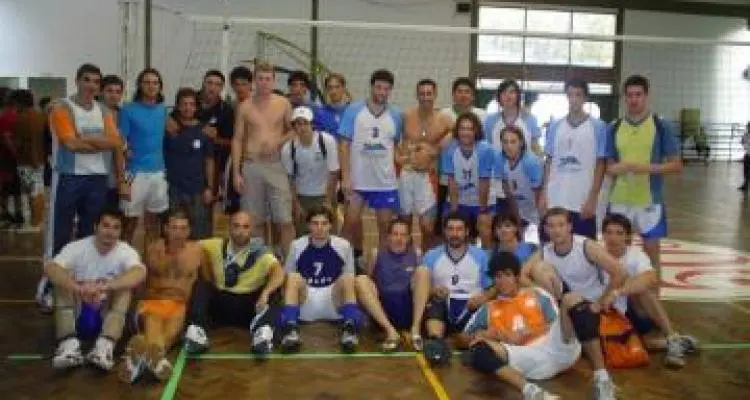 Regatas recuperó el liderazgo en Voley