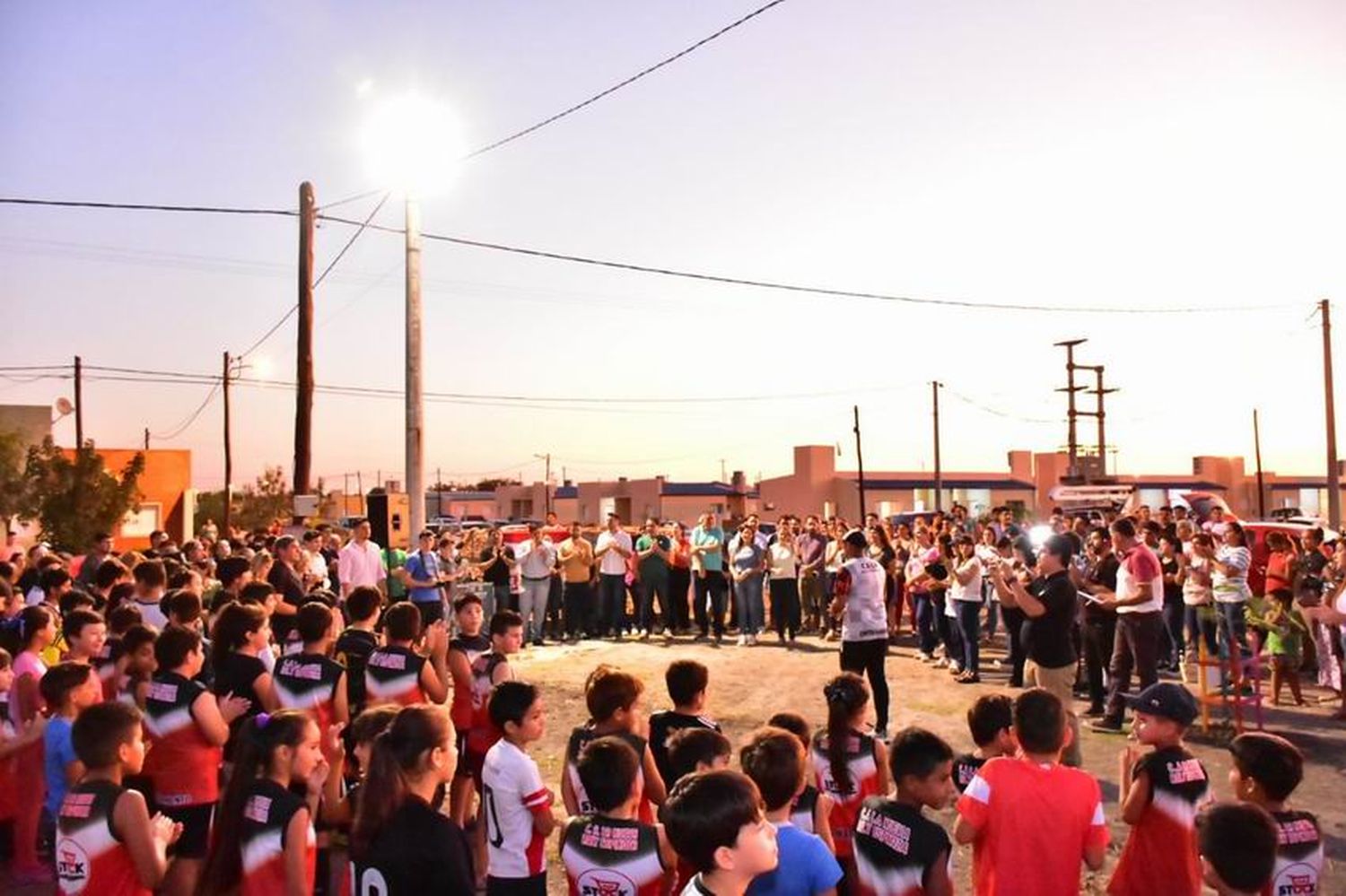 Jofré habilitó nuevo sistema lumínico en 
una cancha del barrio La Nueva Formosa