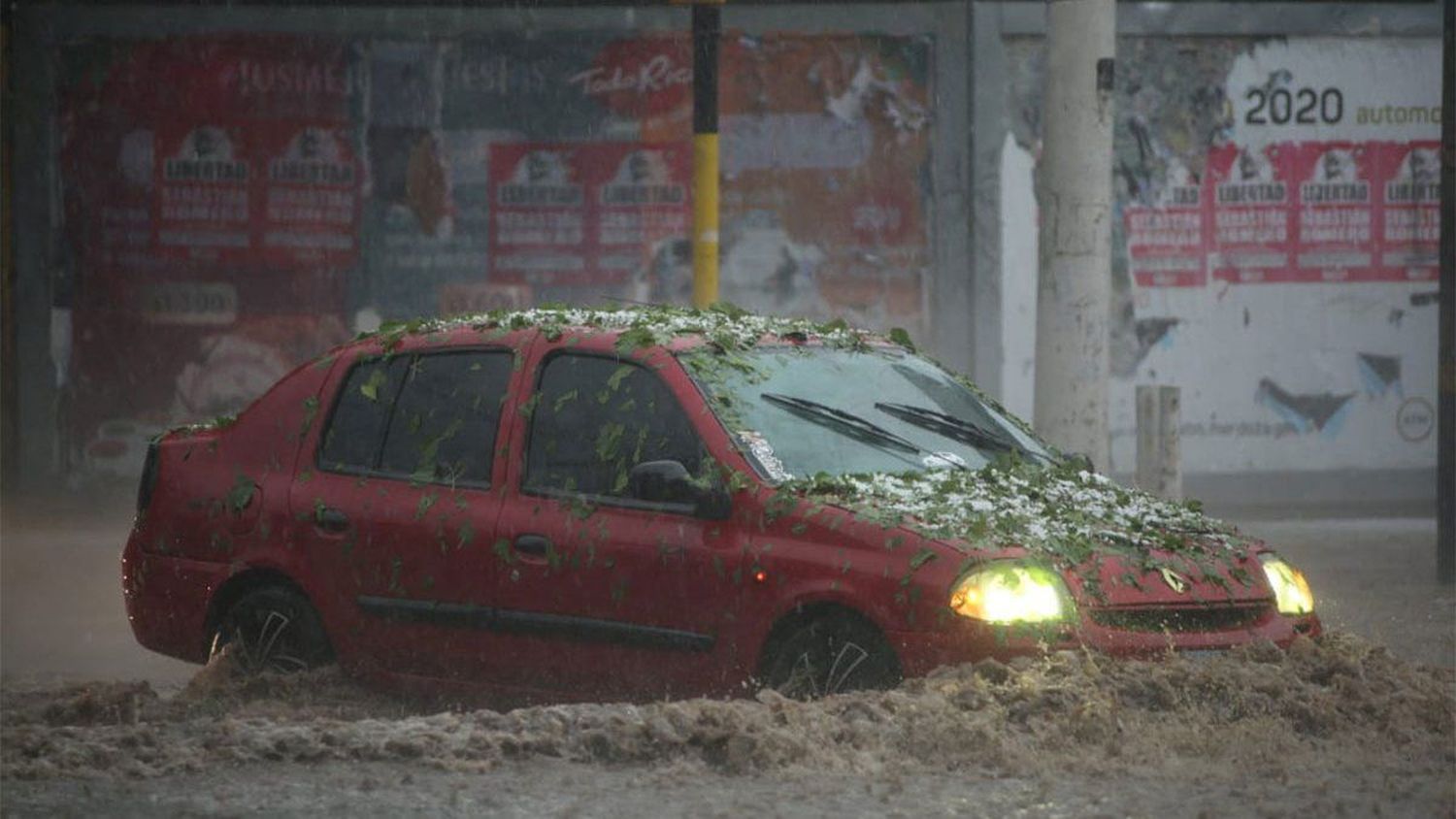 Intensas lluvias y granizo: se inundaron las calles y el parque más emblemático de Mendoza