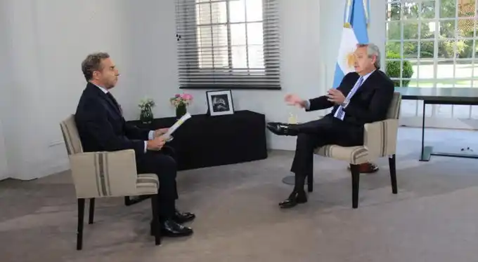 Al igual que Dujovne, Alberto llamó a "terminar con esa práctica de ahorrar en dólares"