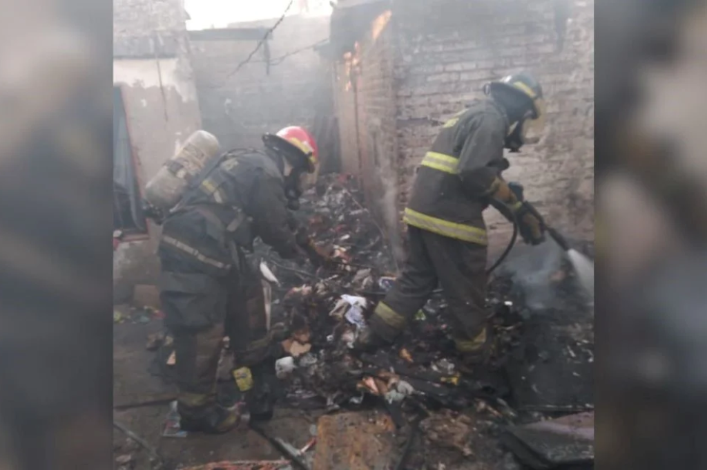 Una dotación de la Agrupación de Bomberos Zapadores Zona Norte apagó el fuego.