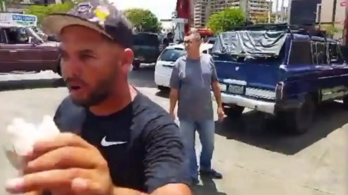 ¡SE ENCIENDE! Ánimos caldeados por colas y venta de cupos de combustible generan peleas en estaciones de servicio (VIDEO)