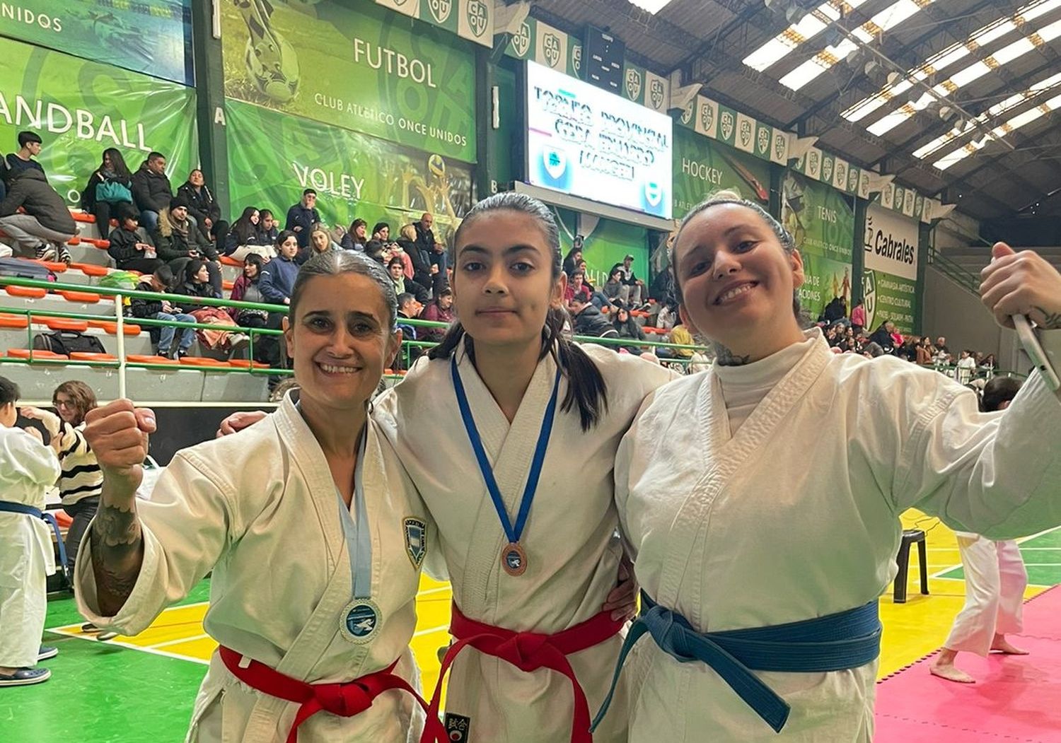 Rosa Parson, Abril Barria y Lucía Oyola Montenegro. Gran performance del karate local en Mar del Plata