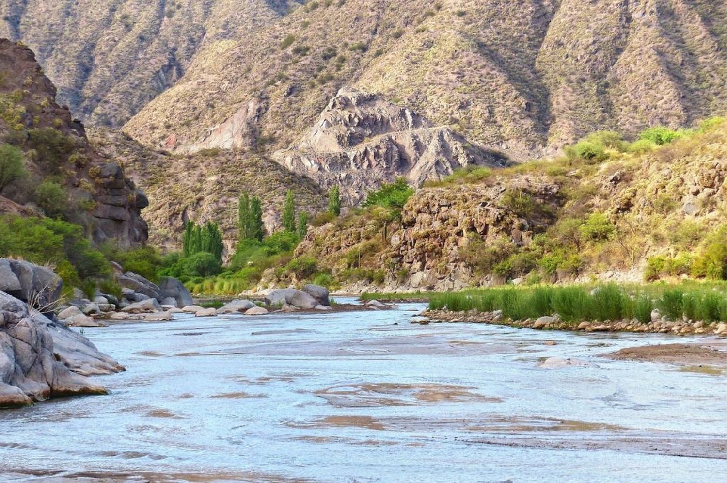 Estaba desaparecido y hallaron su cuerpo quemado a orillas de un río en Catamarca: su esposa confesó que lo mató