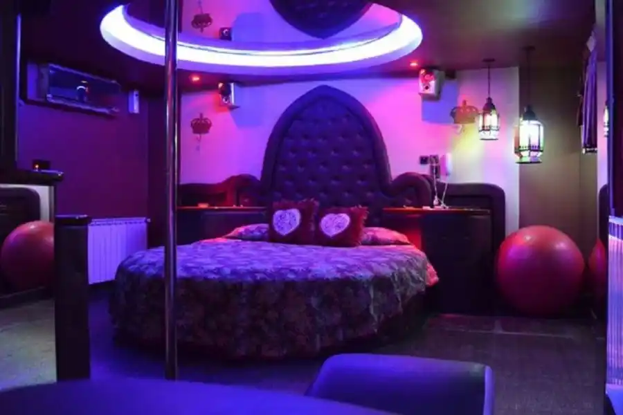 Encontró un ticket, creyó que era de un "telo" y casi "mata" al novio, pero la verdad la descolocó