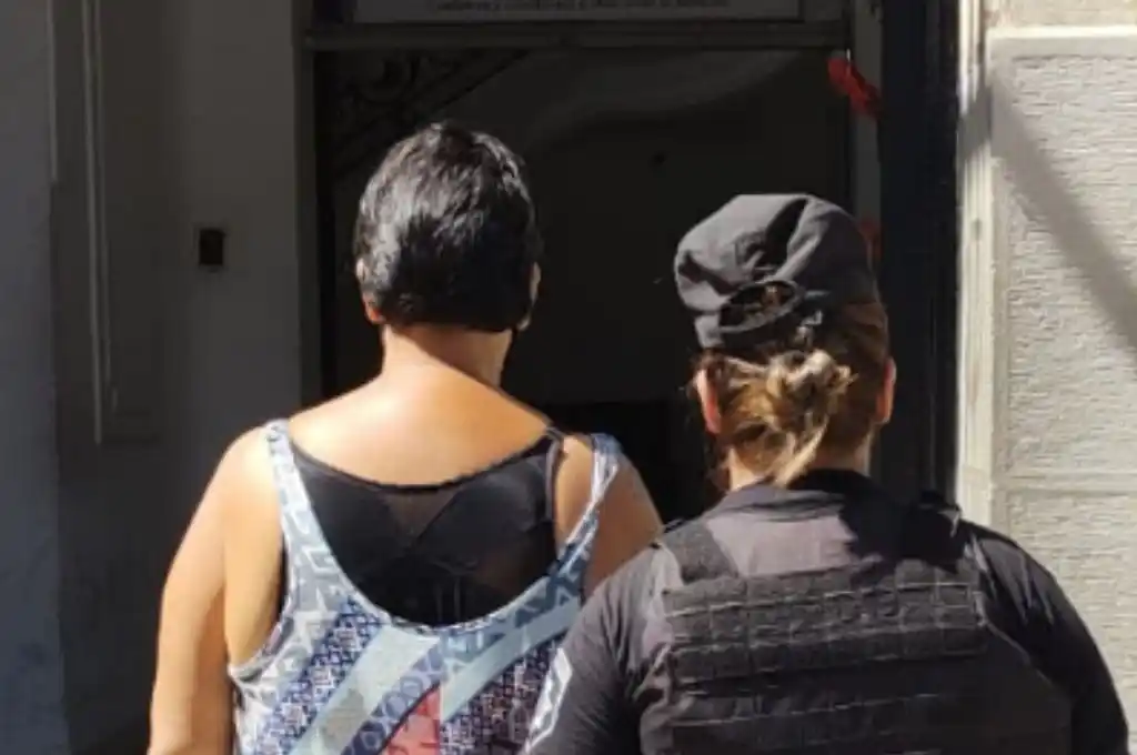 Detienen a “mechera” en pleno centro con más de 25 elementos robados
