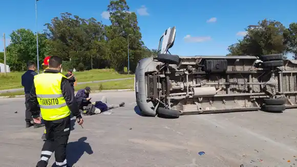 Choque y vuelco: rescatan a una persona atrapada en una camioneta