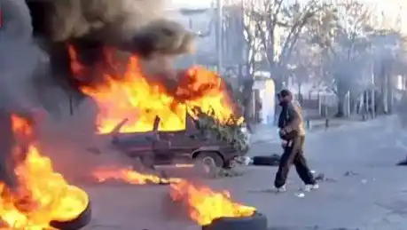 Hallan a mujer embarazada ahorcada: Incidentes frente a Comisaría séptima de Glew