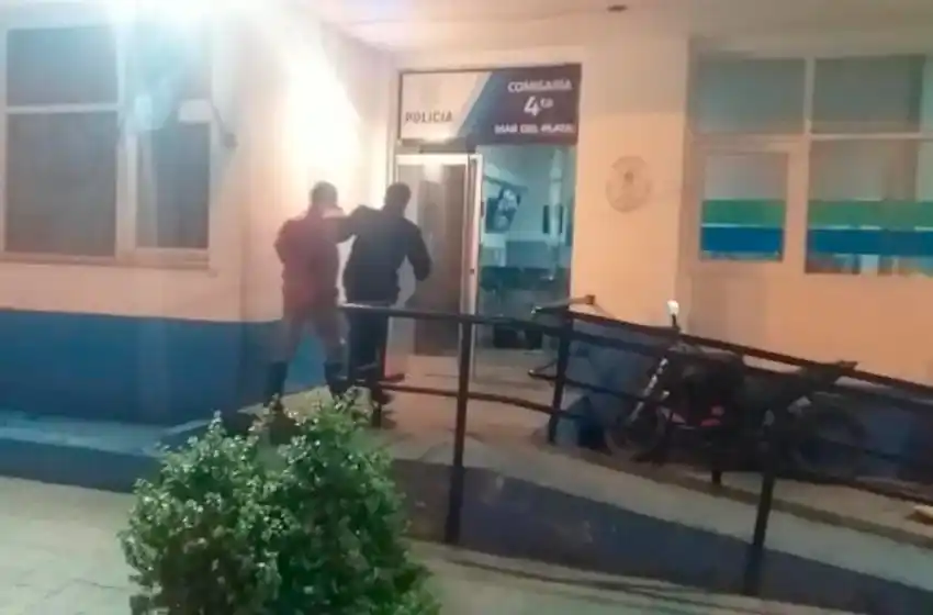 A caballo, robaron y escaparon: uno de ellos hirió a un policía con un "rebencazo"