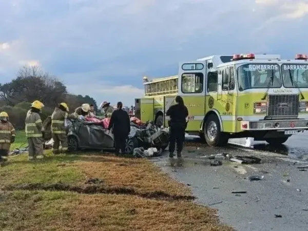 Dos personas murieron luego de que un auto y un camión chocaran en la autopista Rosario-Santa Fe - foto de archivo.