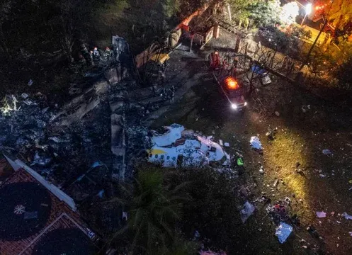 Brasil: un avión bimotor cayó sobre una transitada avenida en Sao Paulo e impactó en un autobús