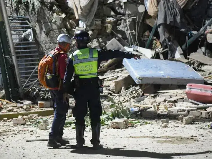 Saqueos en comercios de La Guaira en medio de escenas de devastación