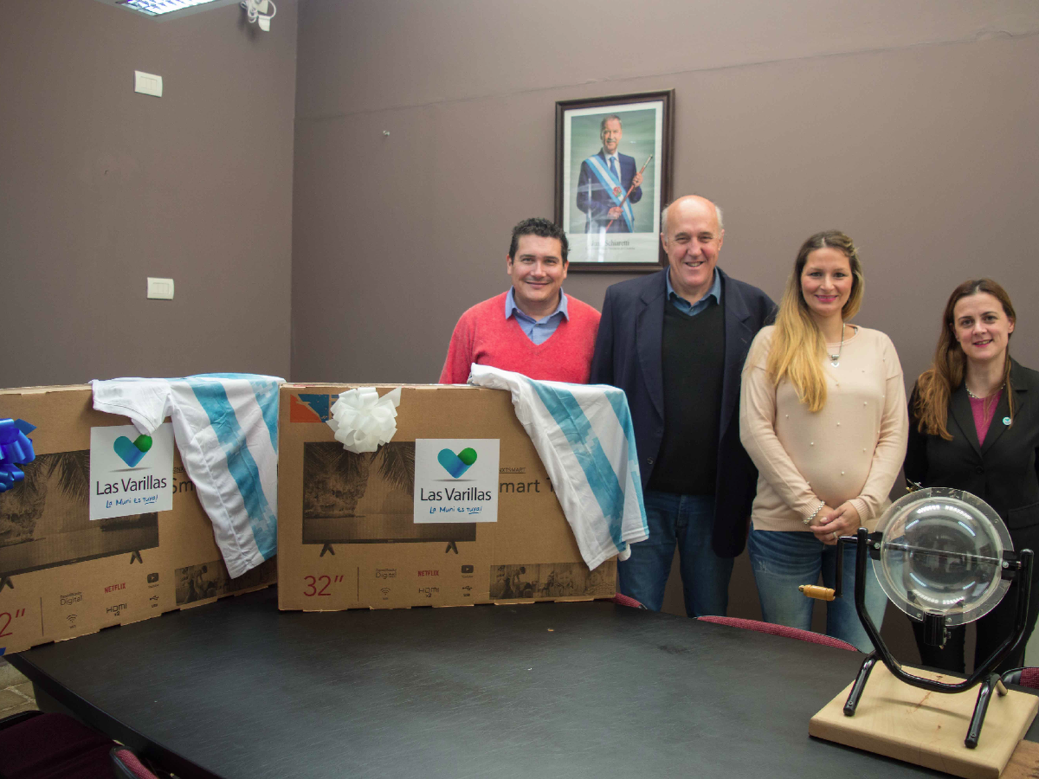 En Las Varillas premian a contribuyentes cumplidores con smart TV y camisetas