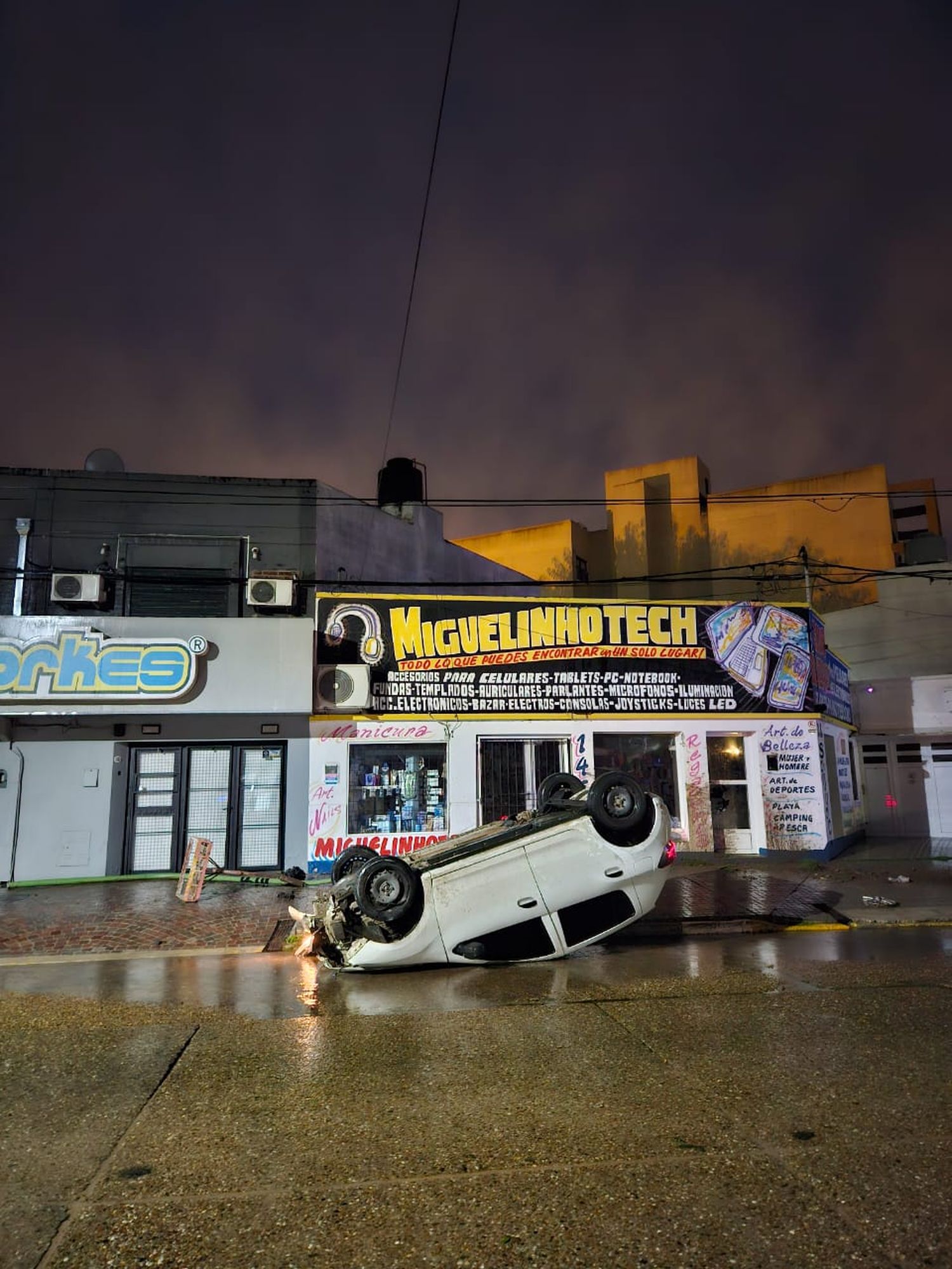 Impactante vuelco de un auto en Avenida Del Valle: cuál fue el motivo del siniestro