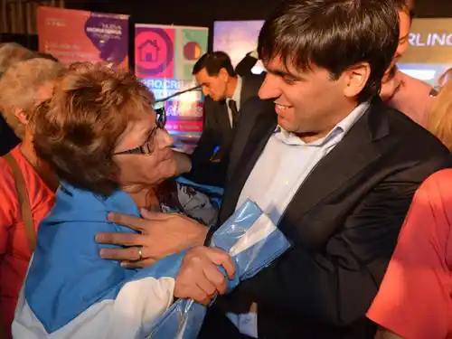 Bossio entregó jubilaciones por moratoria en Hurlingham