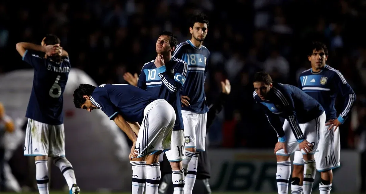 En 2011, en la cancha de Colón, Messi y el seleccionado del Checho Batista fueron silbados tras quedar eliminados por Uruguay a través de los penales.