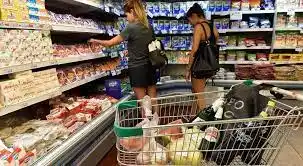 Un trabajador informal argentino necesita 31 días para pagar la canasta básica