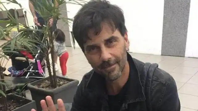 Juan Darthés tomó un vuelo desde Rosario y se fue a Brasil