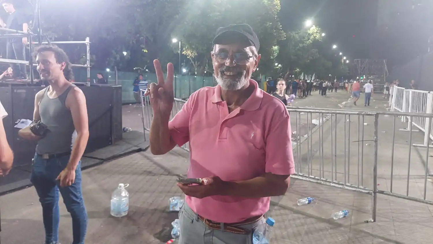 La palabra de los de abajo. Rubén, jubilado y militante, habló con este medio desde La Plata, en el marco del acto de Axel Kicillof. Foto: LaNoticia1.com.