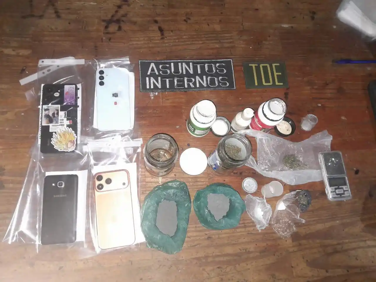 Fuerte operativo en el su provincial: allanamientos, policías detenidos, secuestro de armas y estupefacientes - 1