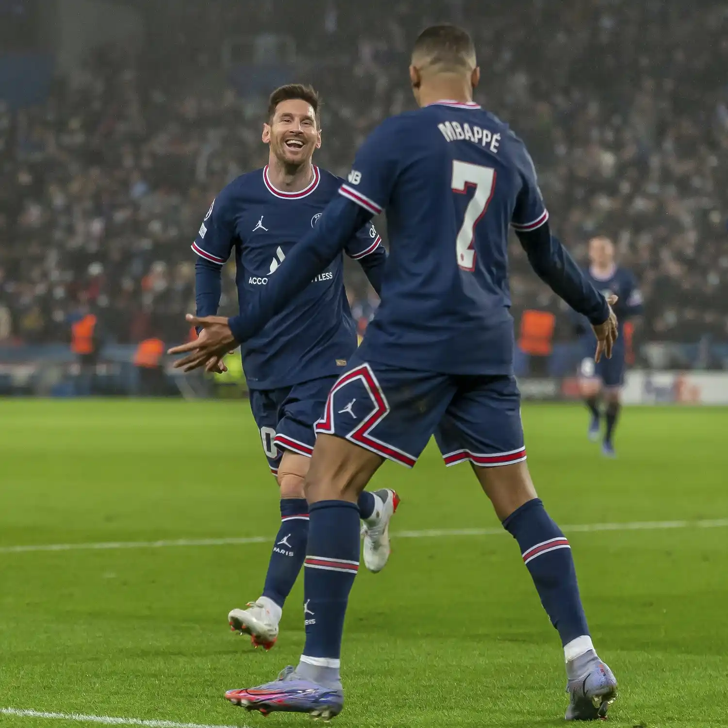 Festejo entre Messi y Mbappé.