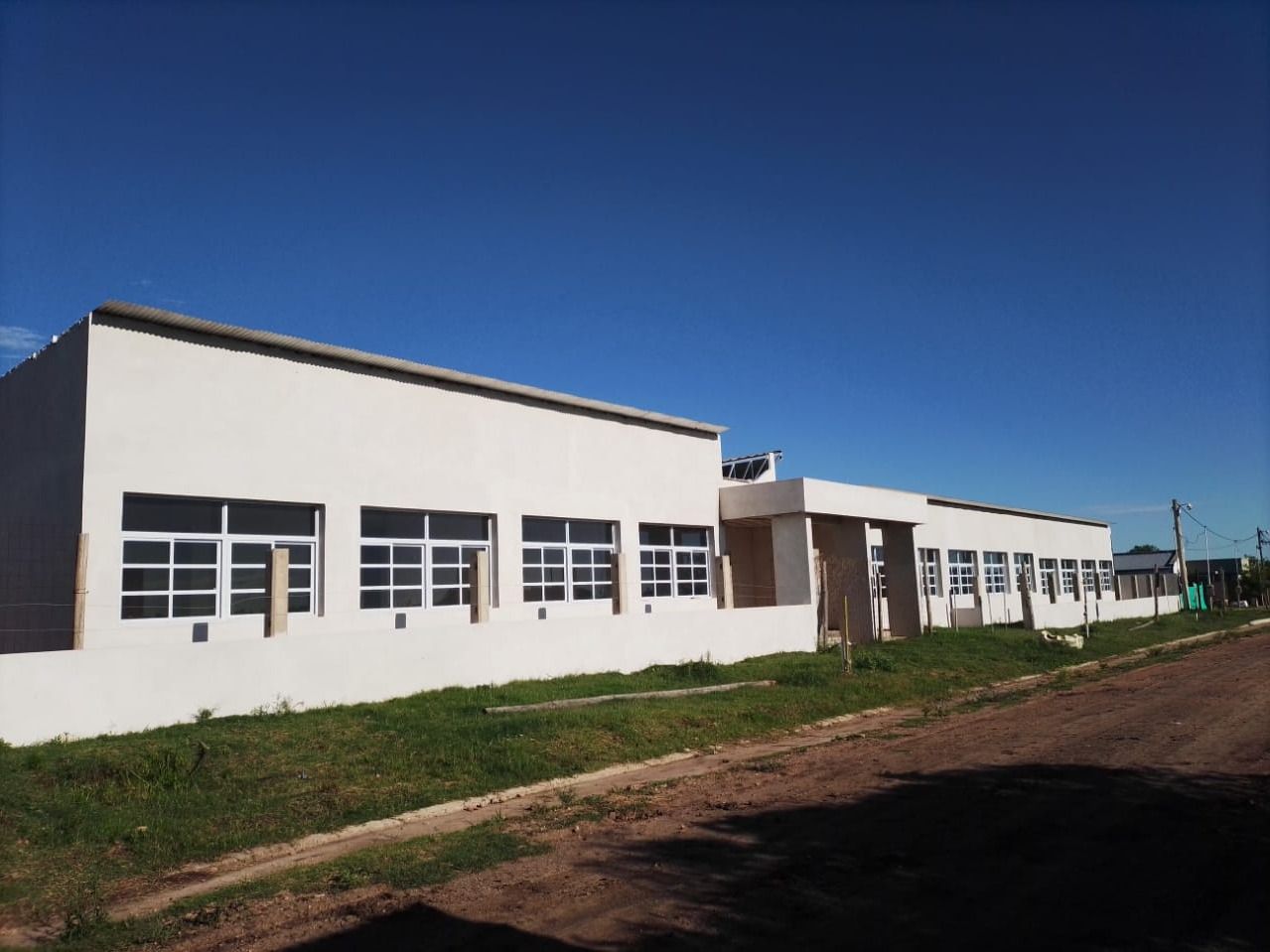 La escuela en construcción se encuentra en un 80 por ciento de avance.
