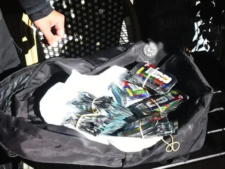 El botín incluía un bolso con figuritas del Mundial.