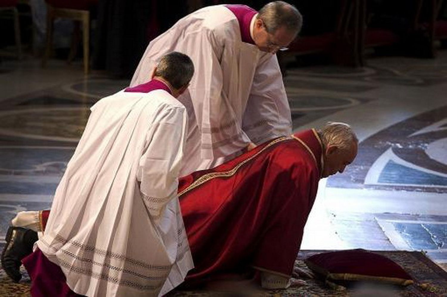 El Papa denunció las lacras del mundo actual tras encabezar el Vía Crucis
