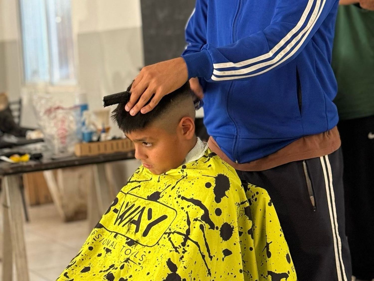 Una veintena de vecinos tuvieron su servicio de corte de cabello gratuito.