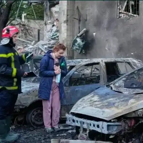 Una residente observa los daños causados por un ataque ruso con misiles balísticos en Kiev, Ucrania, el 19 de julio de 2026. Foto: Efrem Lukatsky, AP