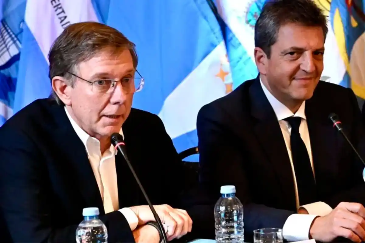 El secretario de agricultura, Juan José Bahillo y Sergio Massa