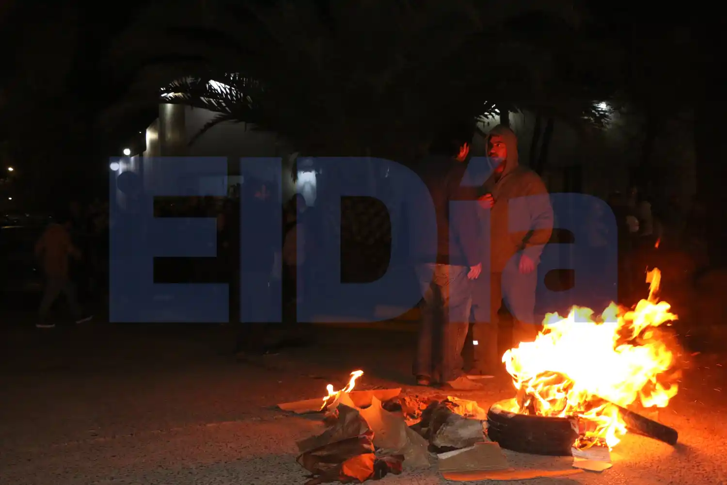 Robo, amenazas, denuncia, detención y el reclamo de vecinos frente a la Comisaría 6ª