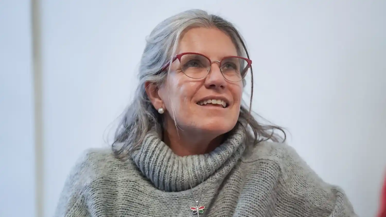 Simpleza. Y alegría, demuestra la mujer al expresar sus sentimientos