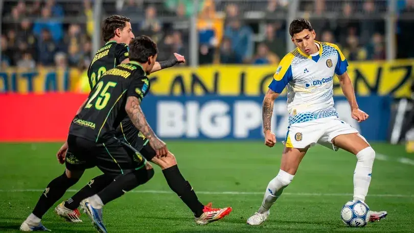 Julián Fernández controla la pelota por la banda izquierda, en el triunfo de Rosario Central.