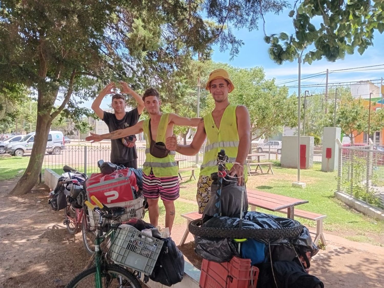 Este grupo de amigos decididos a recorrer nuevos horizontes, hicieron una parada especial durante las festividades, pasando la Navidad junto a una familia, a la que habían conocido en una bicicleteada anterior.