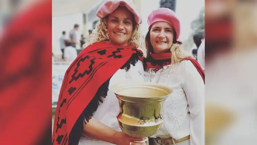 Marisa Fierro, primera ganadora del concurso Asadoras en Marull en 2015 y "Campeona de Campeonas" en 2019, junto a su fogonera Vanesa