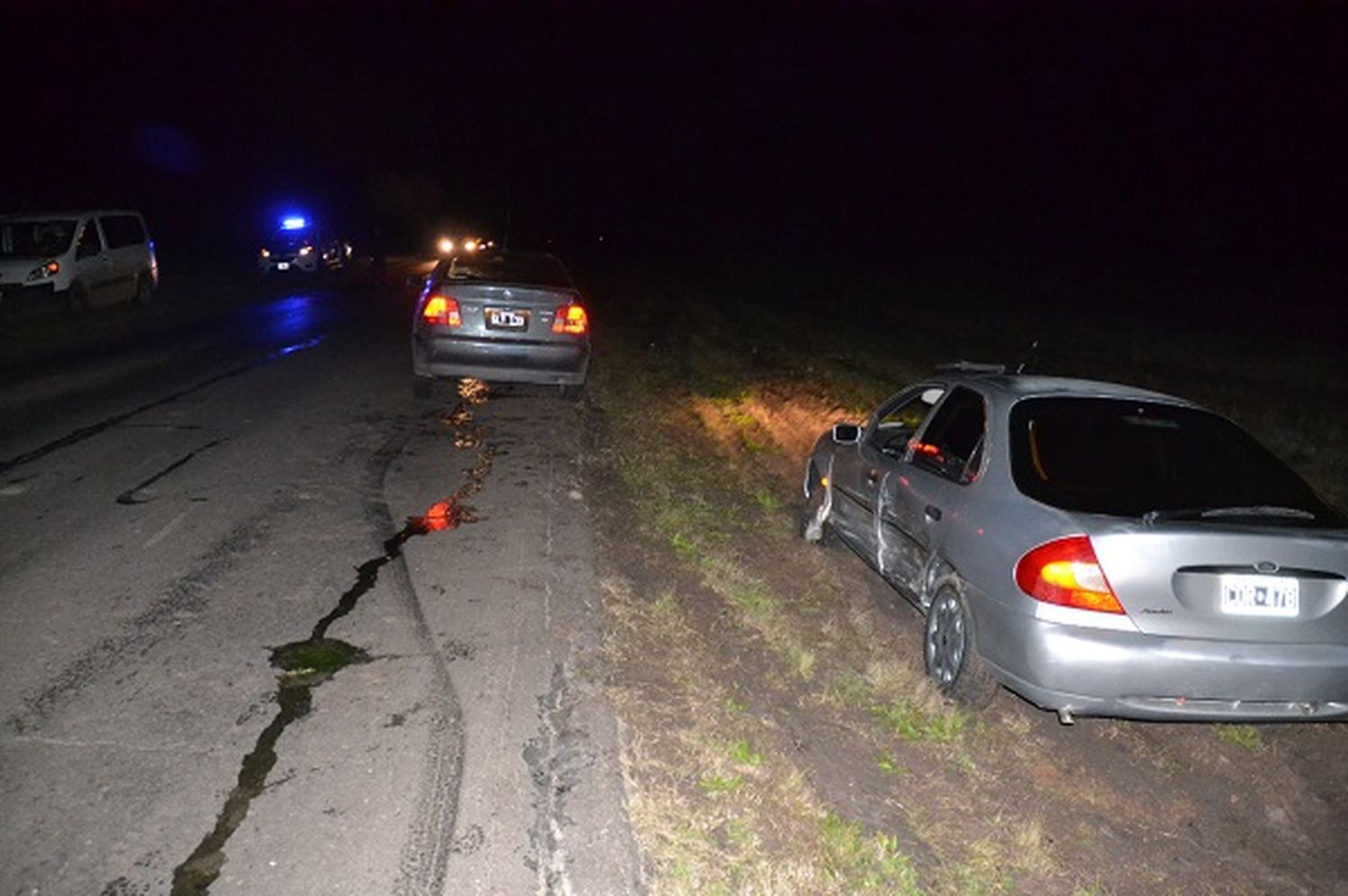 Pararon en la banquina y un auto los chocó: una mujer resultó golpeada