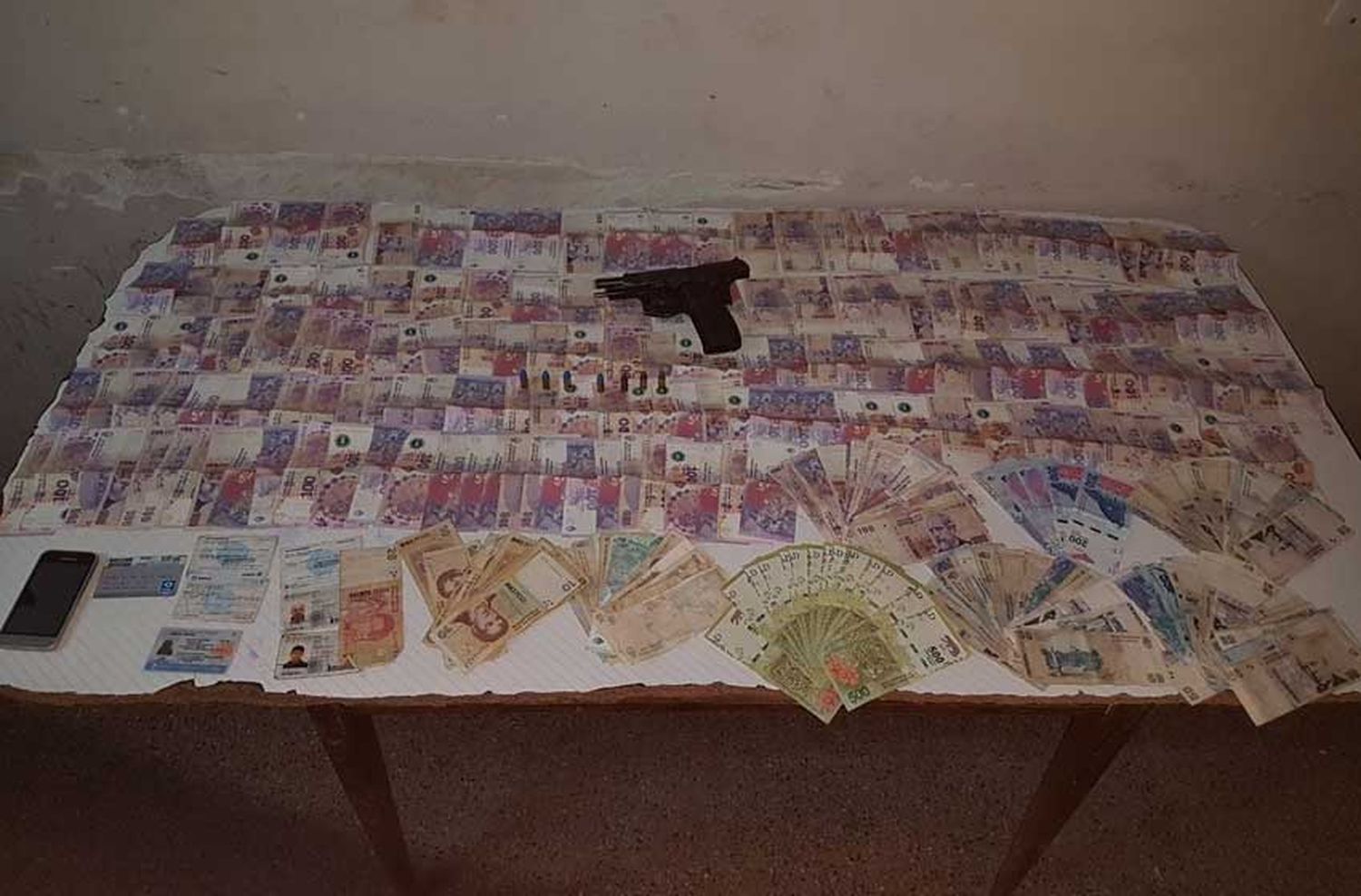 Detienen a tres hombres con un arma y dinero en efectivo