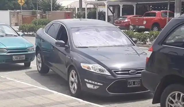 Video: el auto que "flota" para liberarse del estacionamiento