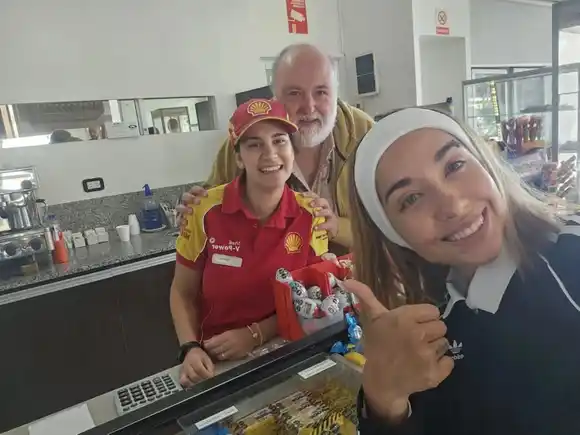 En tierra libertaria, María Becerra revolucionó Capitán Sarmiento: pasó por una estación de servicio y se sacó fotos