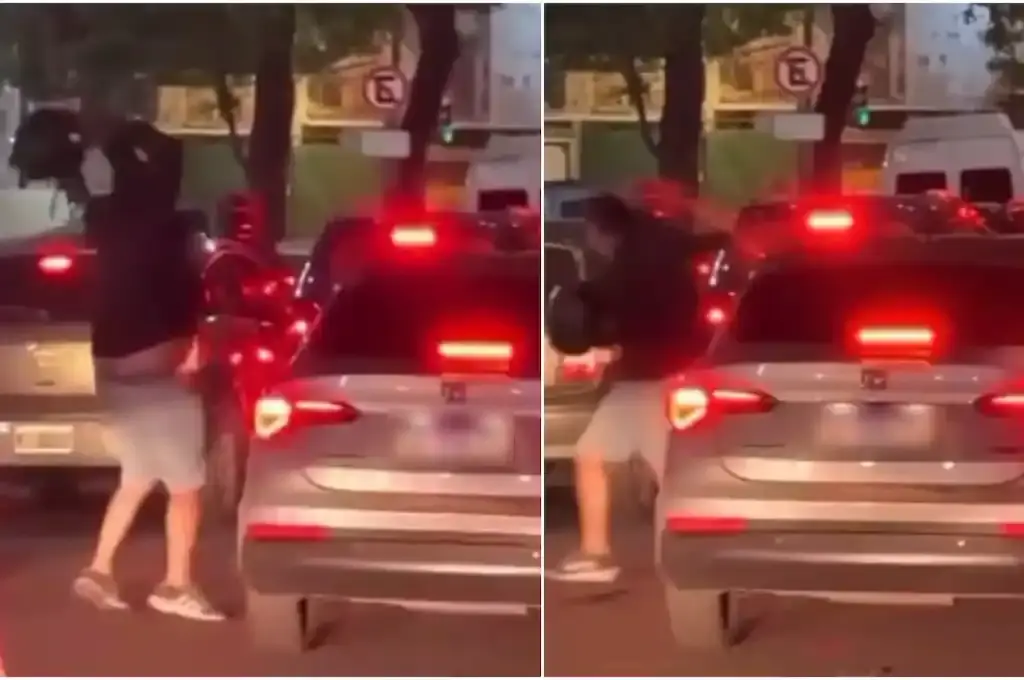 VIDEO | Tras una discusión, un motociclista golpeó un auto con su casco y el conductor le respondió con gas pimienta